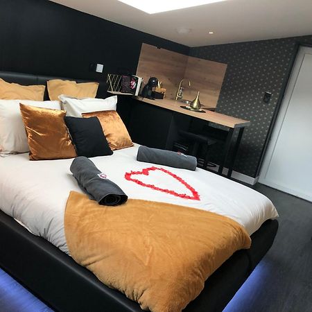 Playroom Et Nuit Insolite Aubie-et-Espessas Exterior foto