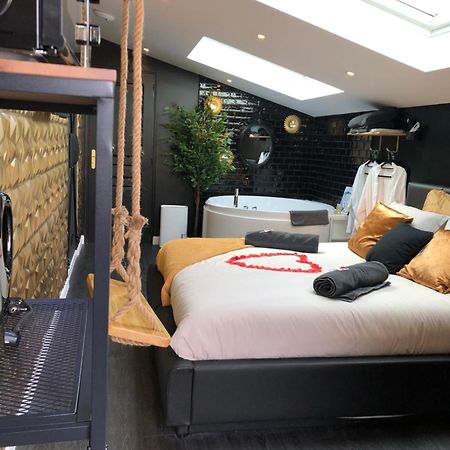 Playroom Et Nuit Insolite Aubie-et-Espessas Exterior foto