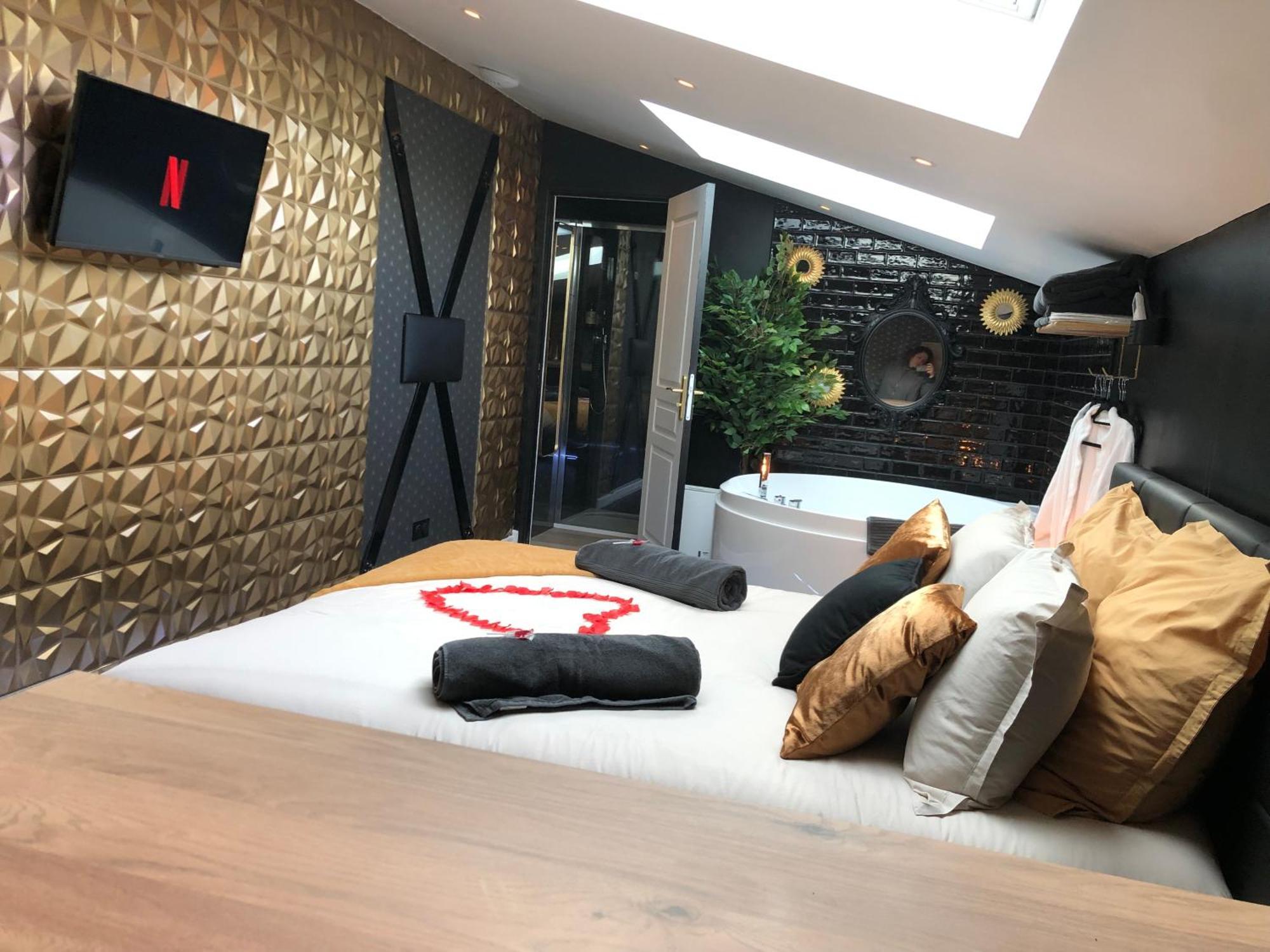 Playroom Et Nuit Insolite Aubie-et-Espessas Exterior foto