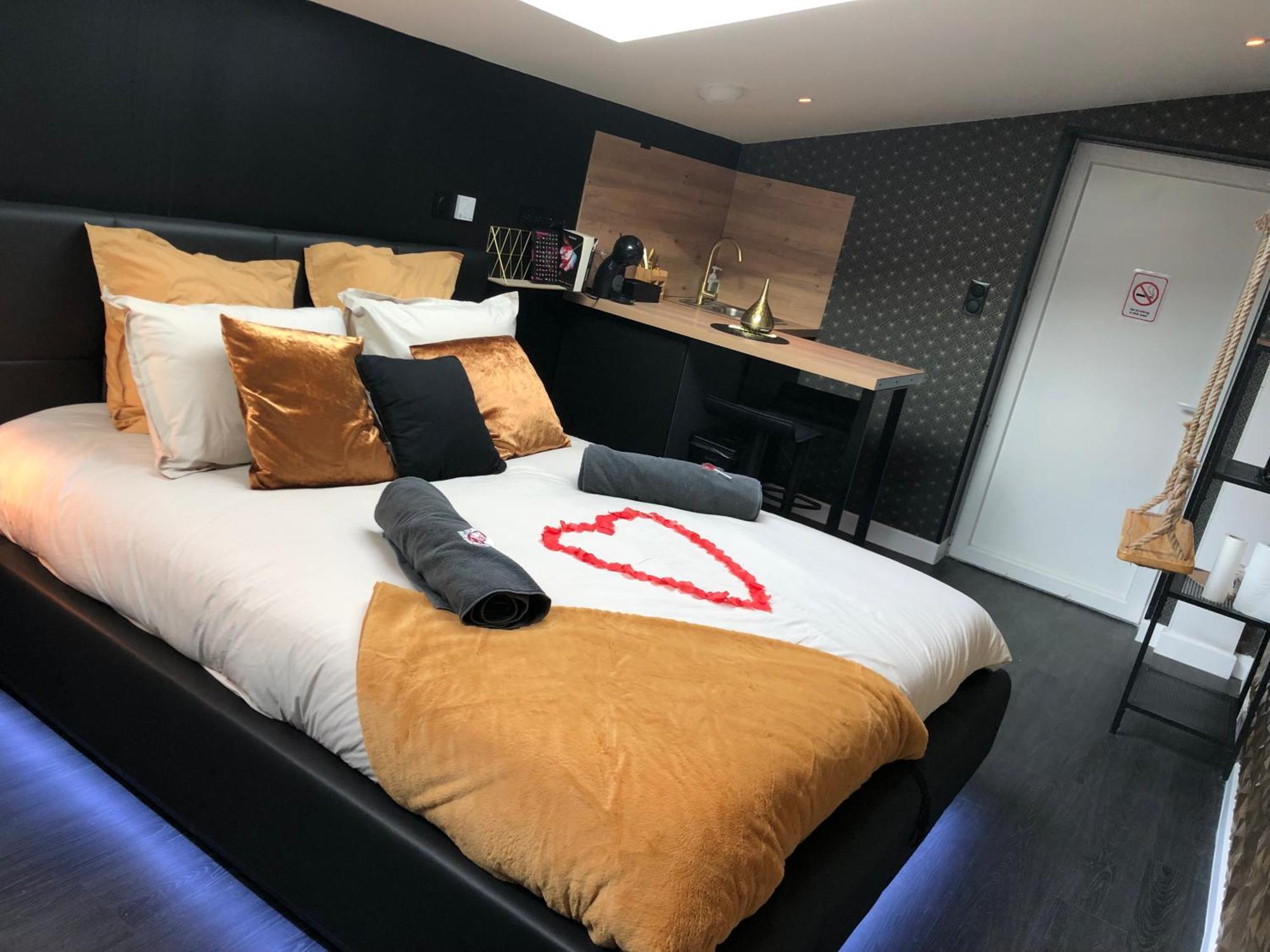 Playroom Et Nuit Insolite Aubie-et-Espessas Exterior foto